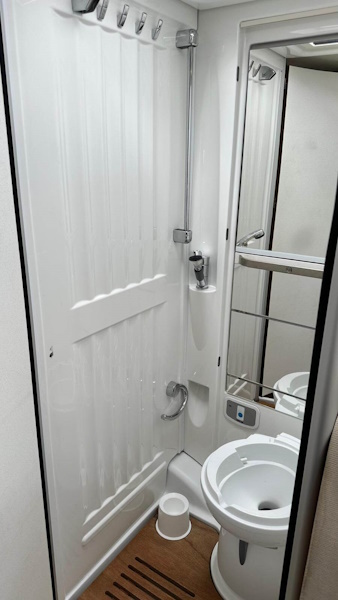 Bad en toilet van de camper reinigen en afnemen