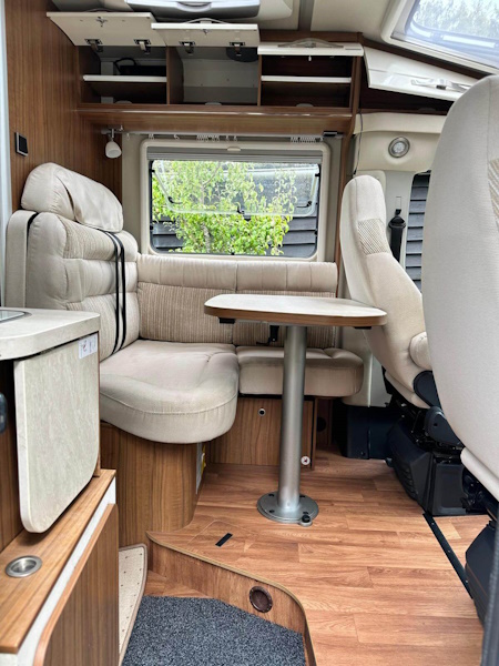 Eettafel en bank van de camper stoomreinigen