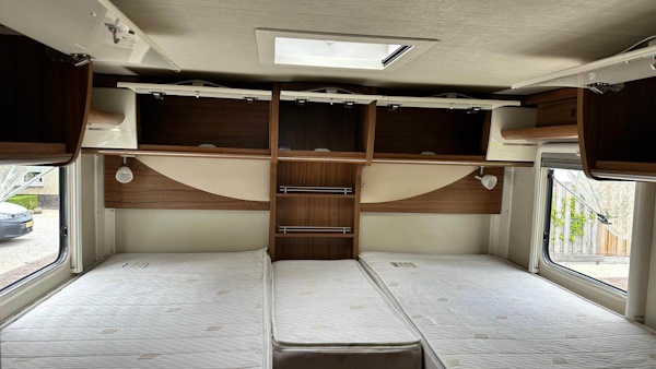 Camper bed en kasten reinigen. Matrassen stoomreinigen