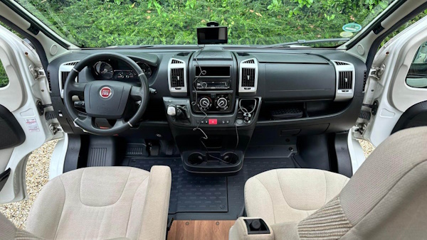 Cabine van de kamper reinigen en stofzuigen