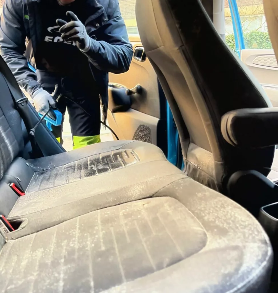 schimmel verwijderen in auto