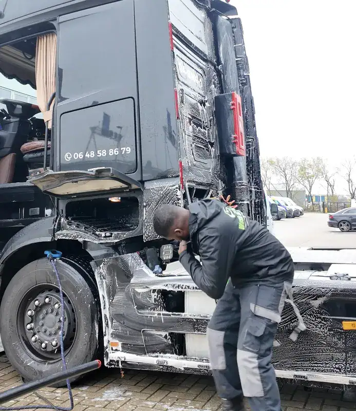 Vrachtwagen reinigen op locatie