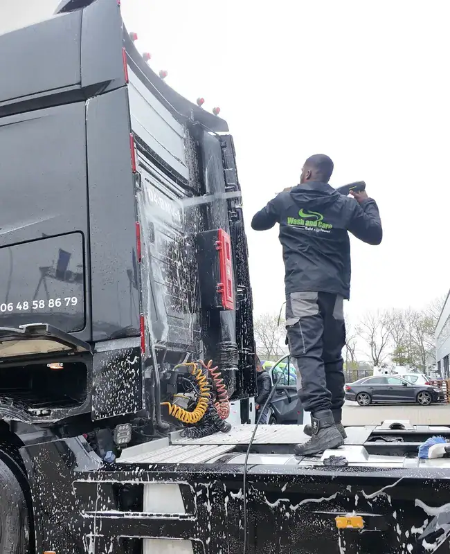 Hogedrukreiniging van een vrachtwagen trekker op locatie