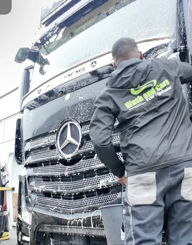 Mercedes trekker stoomreiniging voorkant op locatie