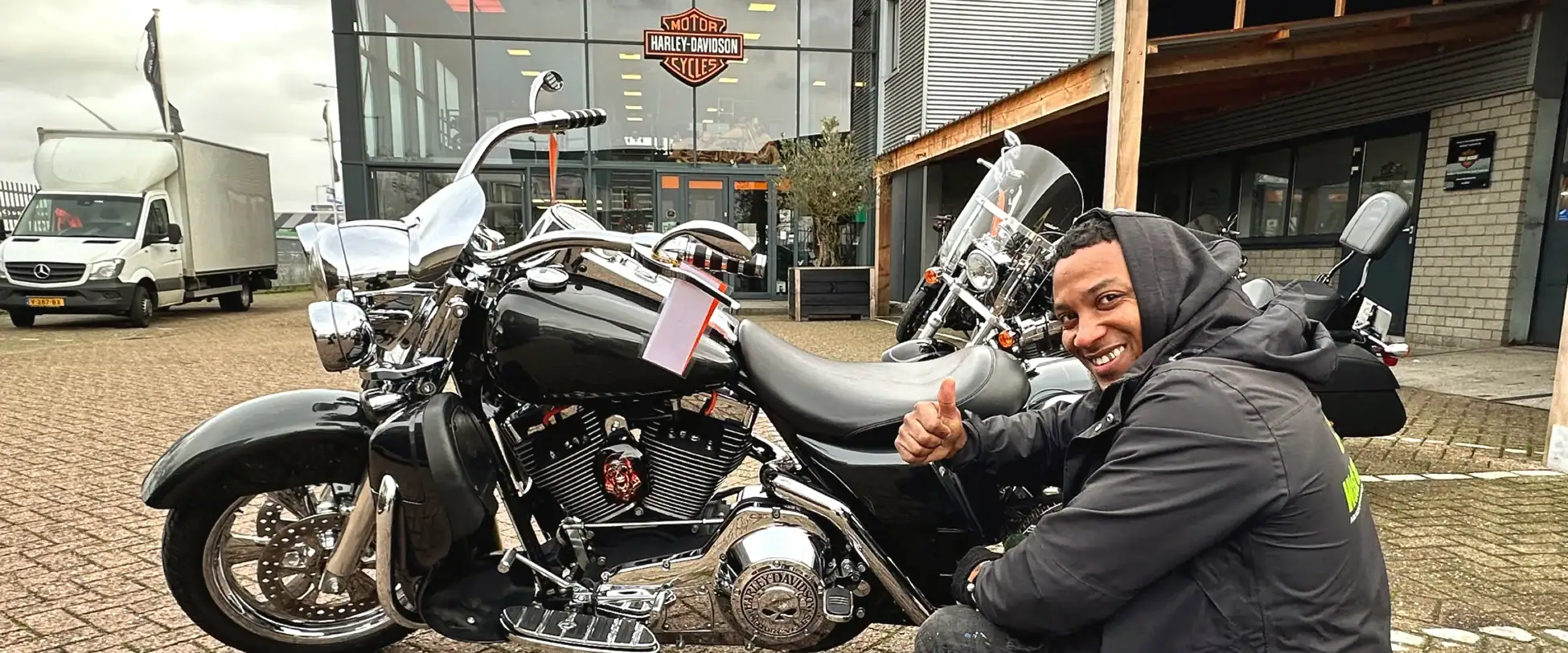 Wash and Care reinigt een Harley-Davidson op locatie bij de dealer